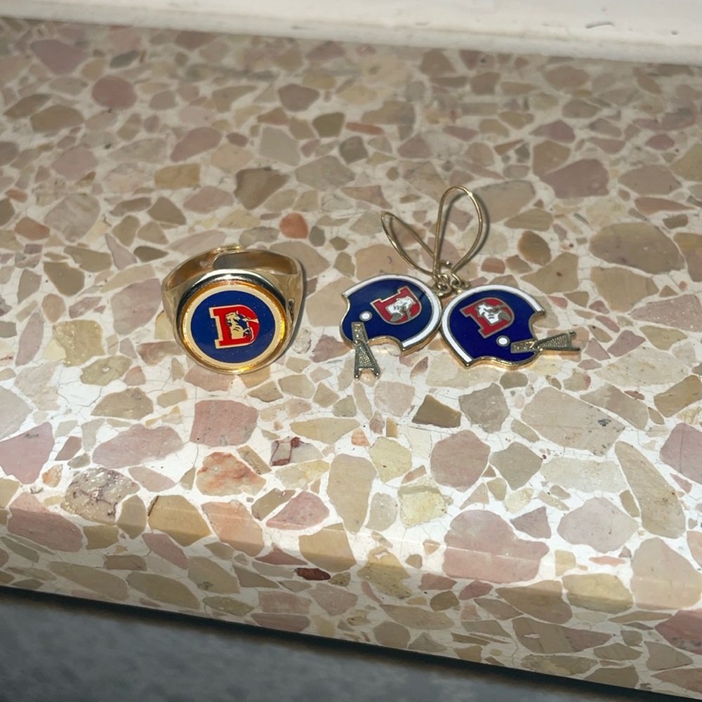 Vintage 1980’s Bronco earrings - Ring